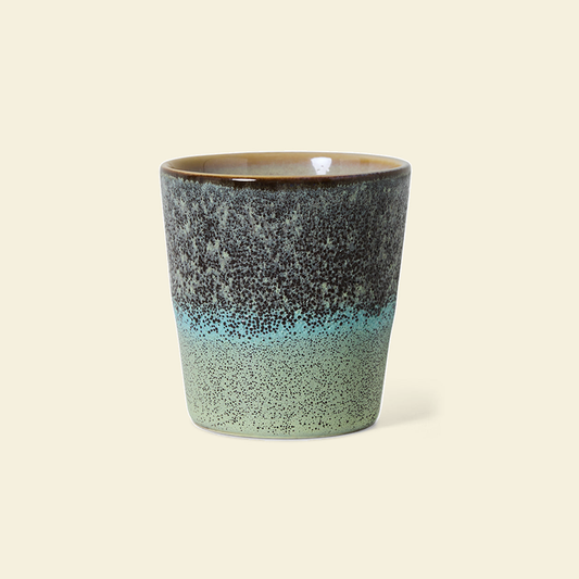 HKLiving 70s Ceramics koffiemok Thicket tegen een zachte pastelachtergrond (botergeel)