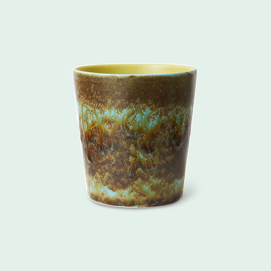 HKLIVING 70s Ceramics koffiemok Tidal tegen een zachte pastelachtergrond (mint)
