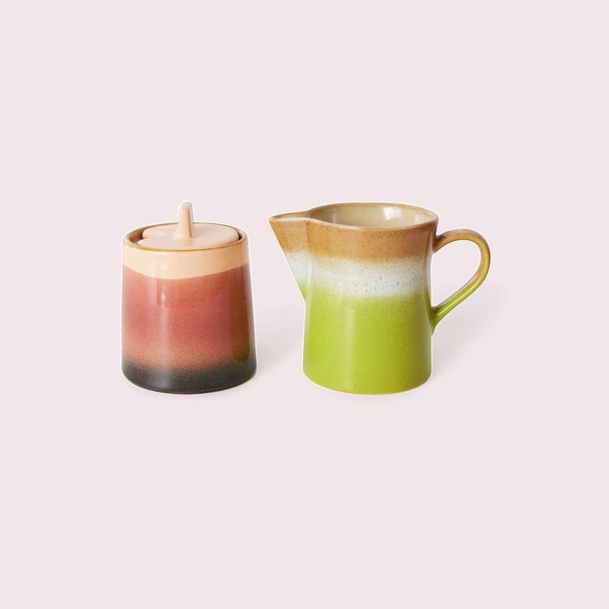 HKLiving 70s Ceramics melkkan en suikerpot Foreland tegen een zachte pastelachtergrond (poederroze)