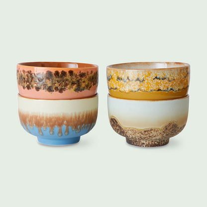 HKLiving 70s Ceramics noodle bowls Seabreeze – set van 4 tegen een zachte pastelachtergrond (saliegroen)