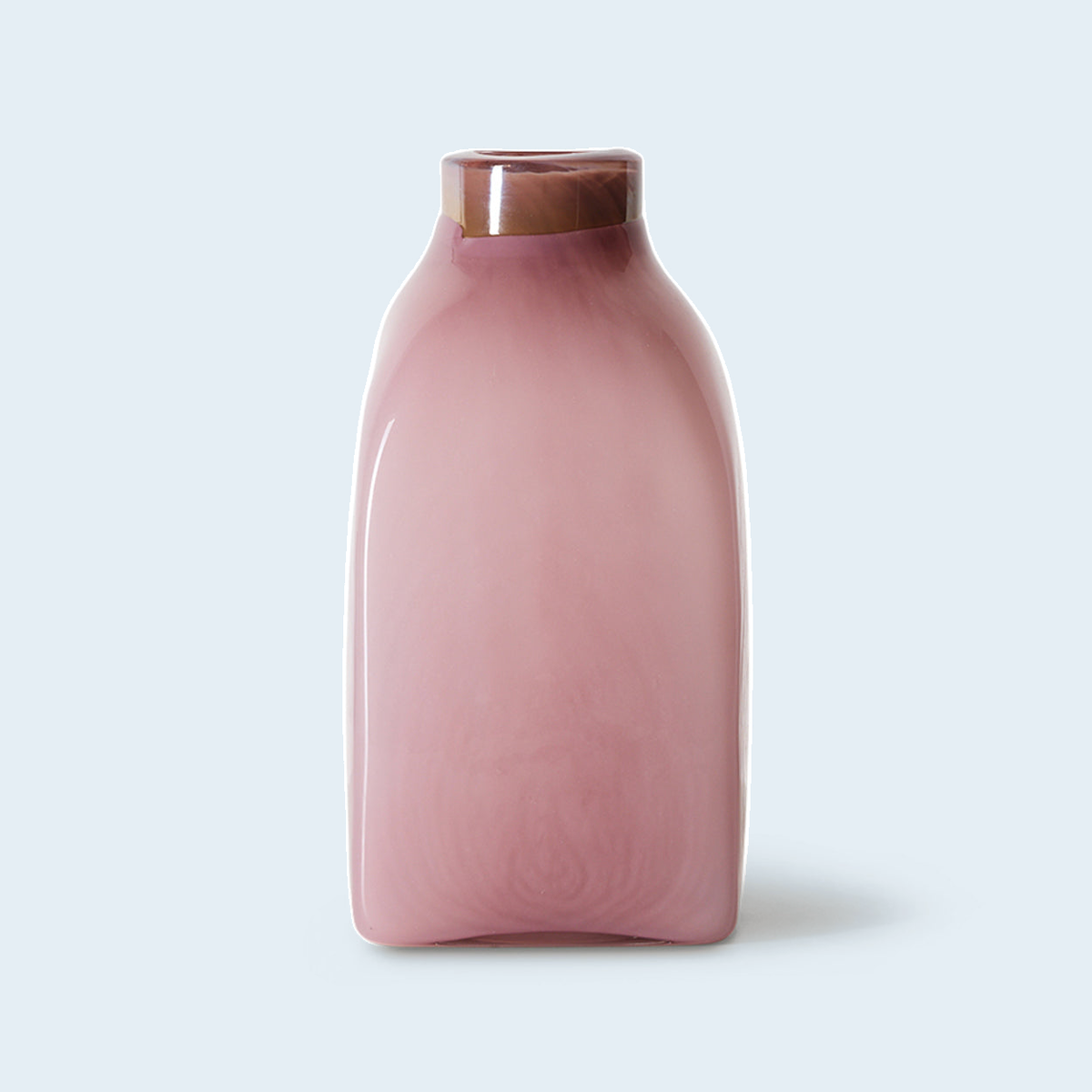 HKLiving Atelier glazen vaas groot roze tegen een zachte pastelachtergrond (lichtblauw)