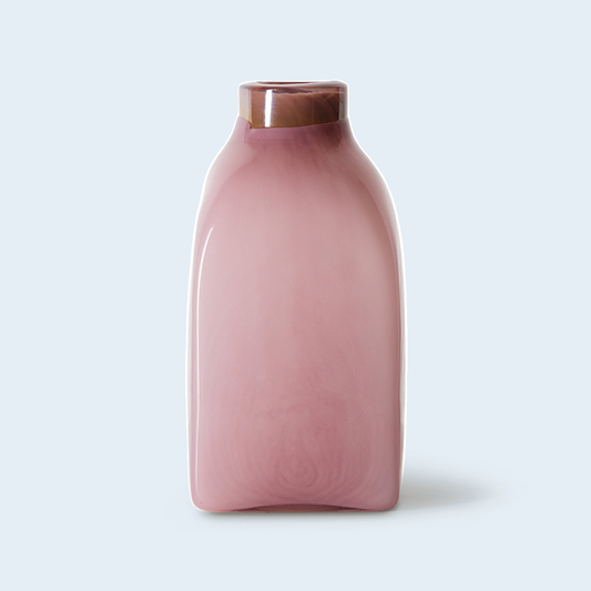 HKLiving Atelier glazen vaas groot roze tegen een zachte pastelachtergrond (lichtblauw)