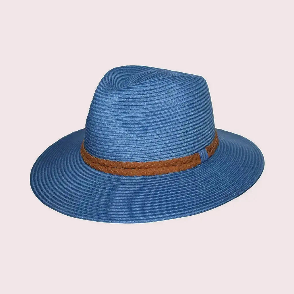 House of Ord Gerry Fedora Blue 58 cm tegen een zachte pastelachtergrond (poederroze)