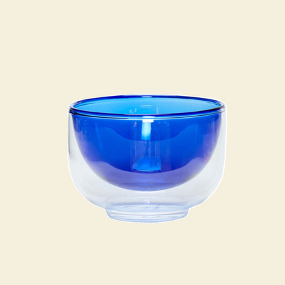 Hübsch Kiosk glazen schaal blauw tegen een zachte pastelachtergrond (botergeel)