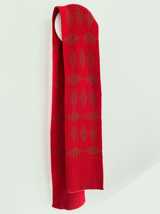 La Femme Garniture Romain shawl tegen een zachte pastelachtergrond (saliegroen)