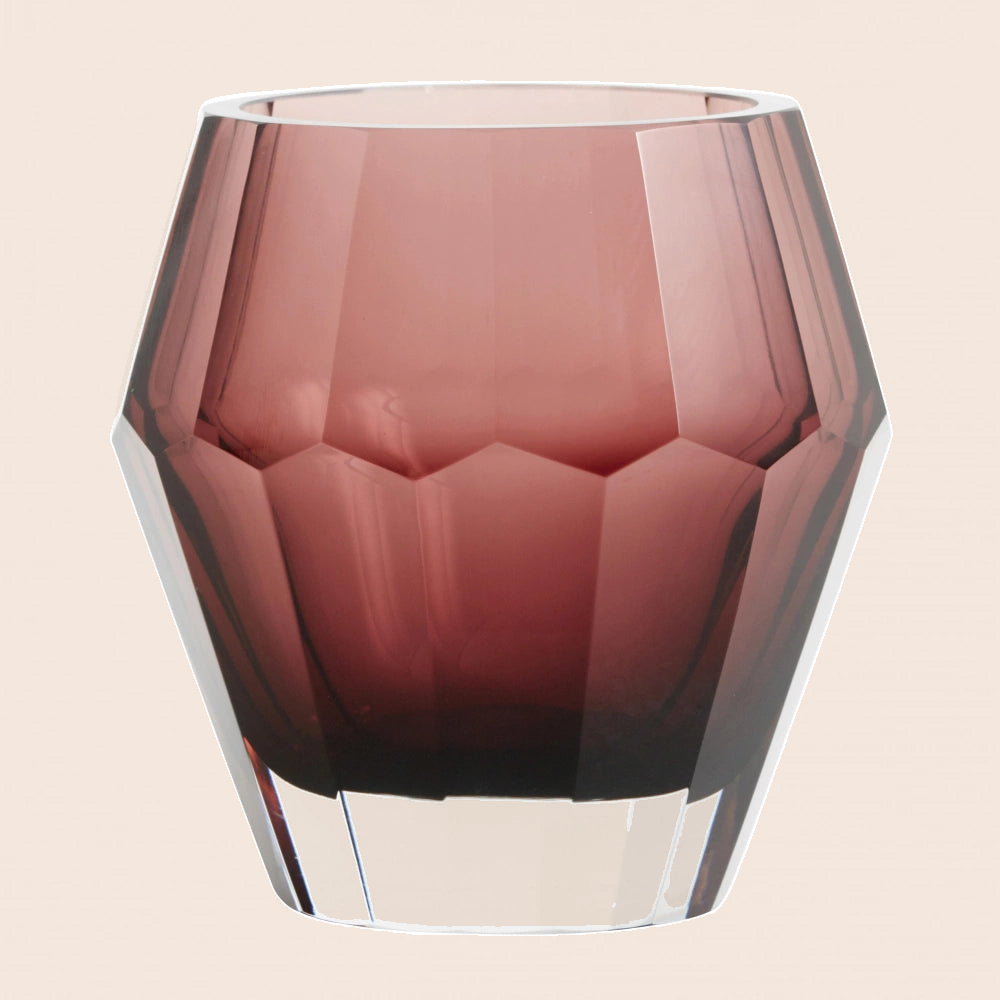 Lion Candle Holder, Purple tegen een zachte pastelachtergrond (perzik)