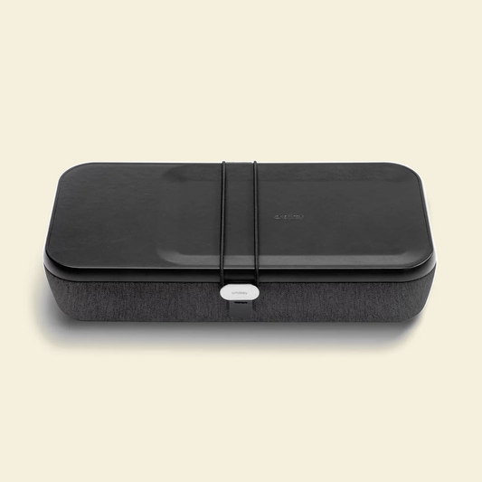 Orbitkey Nest V2 organizer – zwart tegen een zachte pastelachtergrond (botergeel)