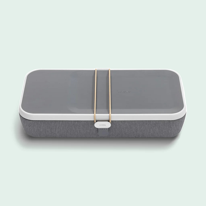 Orbitkey Nest V2 organizer – grijs tegen een zachte pastelachtergrond (mint)