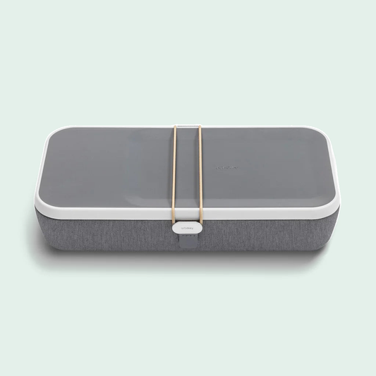 Orbitkey Nest V2 organizer – grijs tegen een zachte pastelachtergrond (mint)