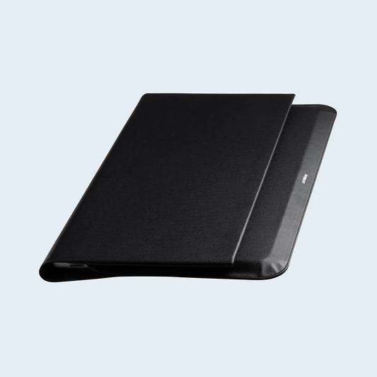 Orbitkey Hybrid Laptop Sleeve 16 inch Black tegen een zachte pastelachtergrond (lichtblauw)