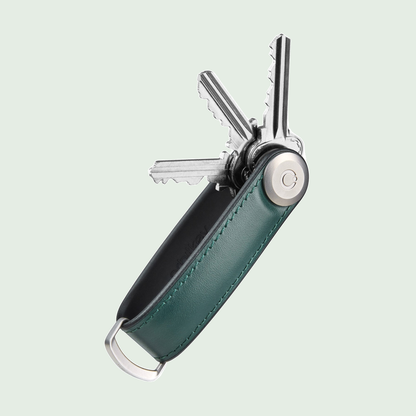 Orbitkey Sleutelorganizer Hybride Leer tegen een zachte pastelachtergrond (saliegroen)