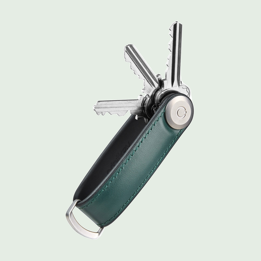 Orbitkey Sleutelorganizer Hybride Leer tegen een zachte pastelachtergrond (saliegroen)