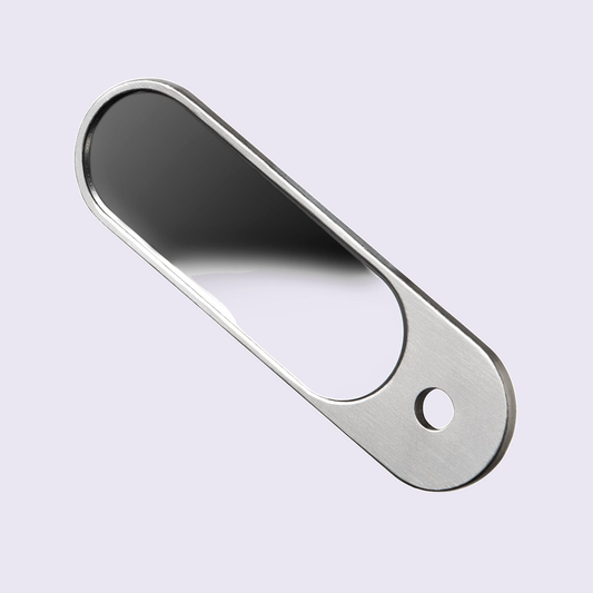 Orbitkey Nail File & Mirror tegen een zachte pastelachtergrond (lila)