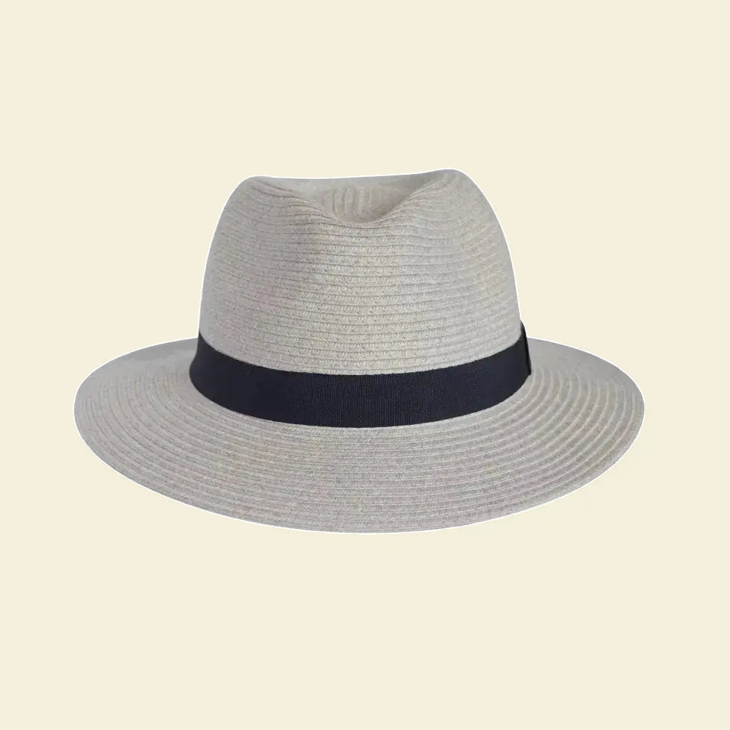 Pana-mate Fedora Light Grey zonnehoed tegen een zachte pastelachtergrond (botergeel)
