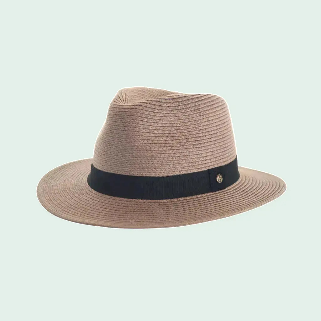 Pane-mate fedora taupe zonnehoed tegen een zachte pastelachtergrond (mint)
