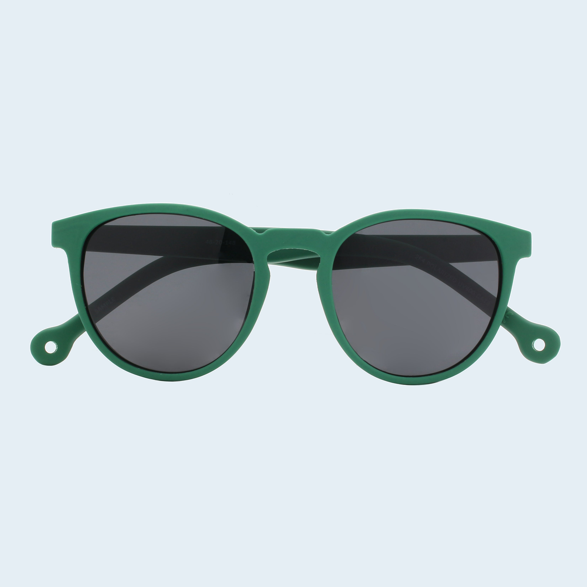 Parafina Camino Bottle Green tegen een zachte pastelachtergrond (lichtblauw)