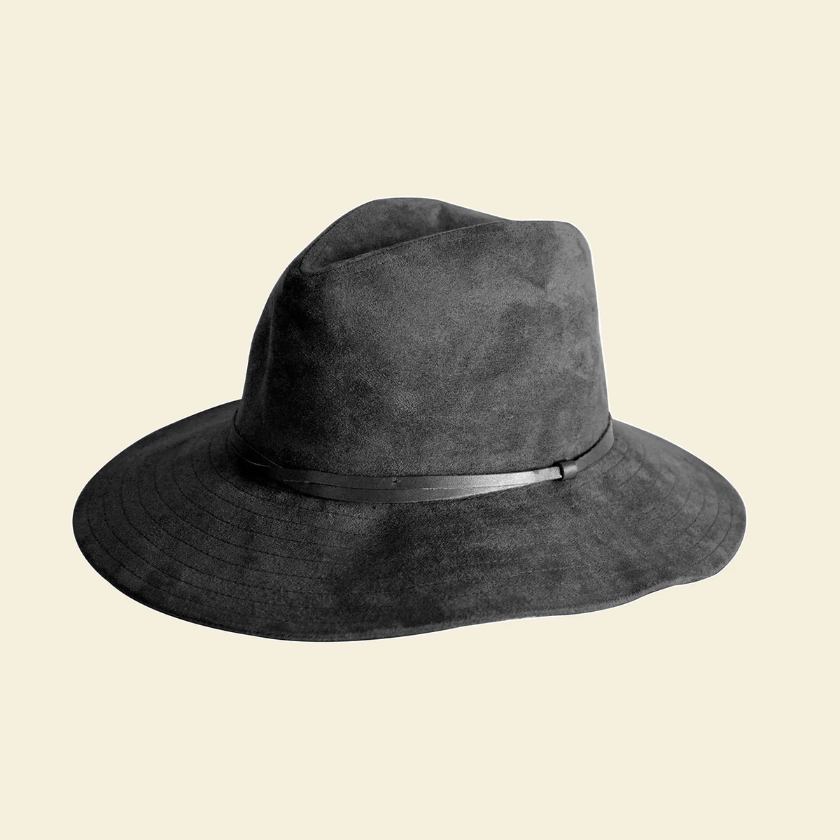 Riley Fedora Zwart tegen een zachte pastelachtergrond (botergeel)