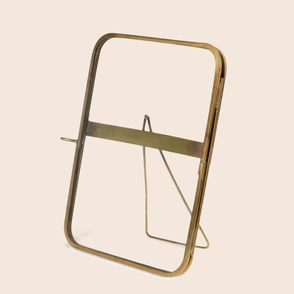 Rounded standing brass frame 13x18cm tegen een zachte pastelachtergrond (perzik)