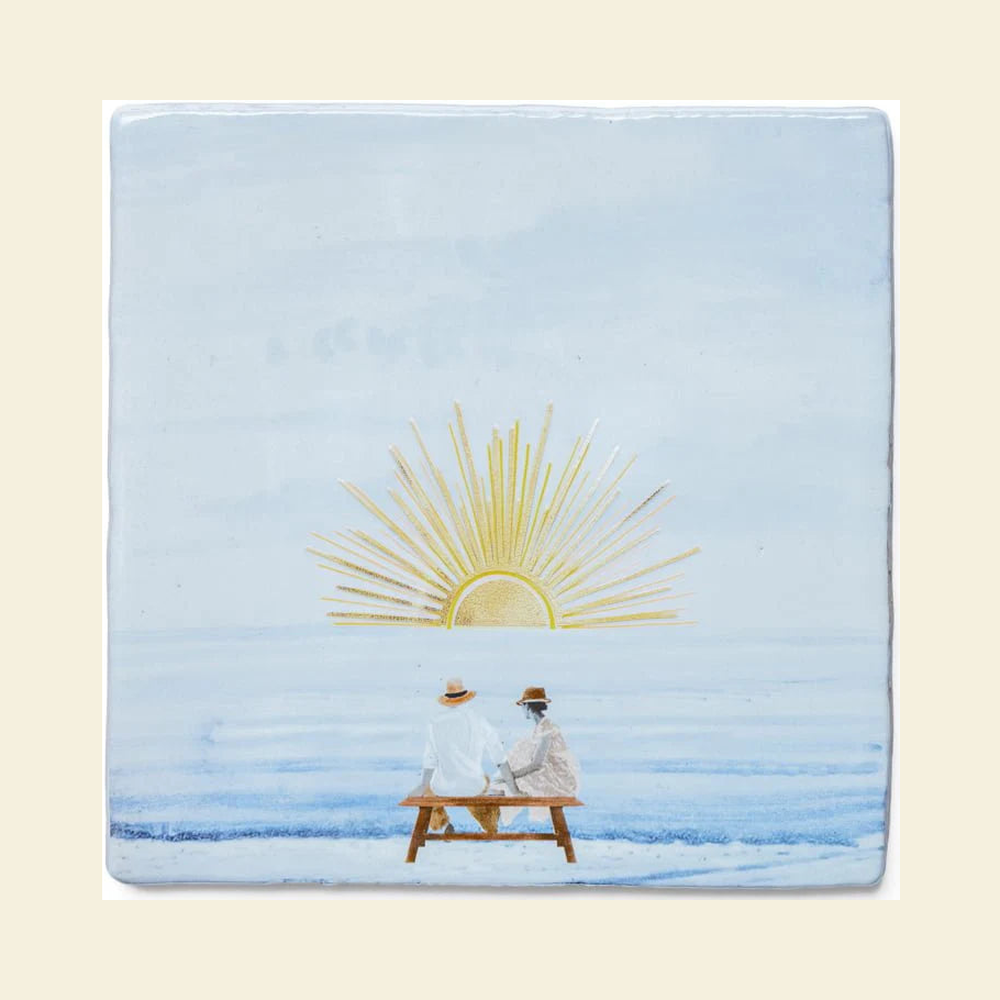 Samen de zon zien zakken op een egale pastelachtergrond