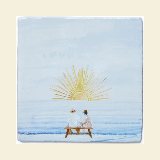 Samen de zon zien zakken op een egale pastelachtergrond