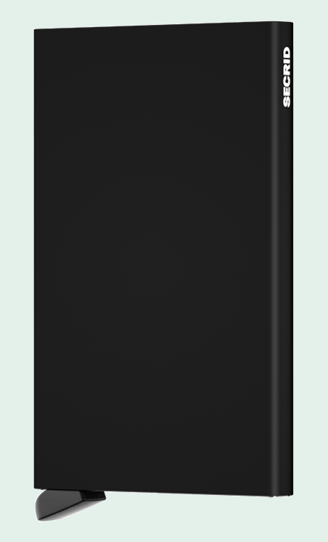 Secrid Cardprotector Black tegen een zachte pastelachtergrond (mint)