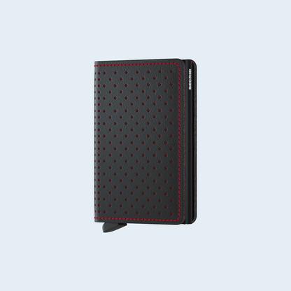 Secrid Slimwallet Fuel Black-Red tegen een zachte pastelachtergrond (lichtblauw)