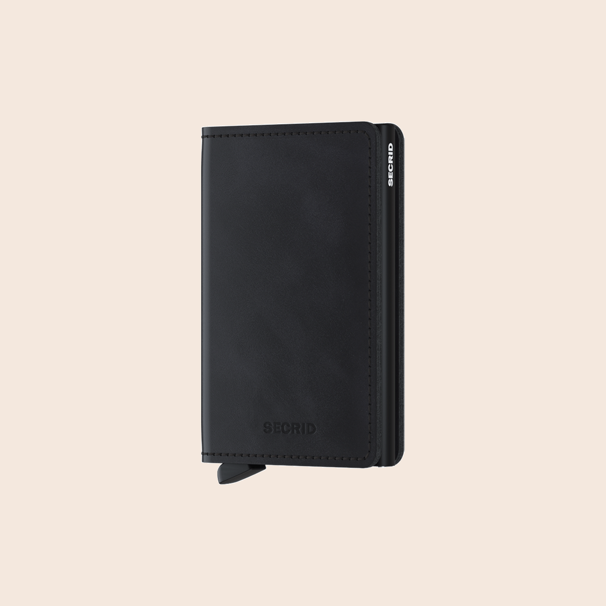 Secrid Slimwallet Vintage Black tegen een zachte pastelachtergrond (perzik)