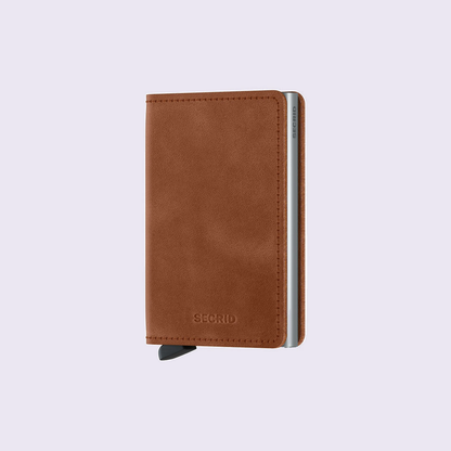 Secrid Slimwallet Vintage Cognac-Silver tegen een zachte pastelachtergrond (lila)