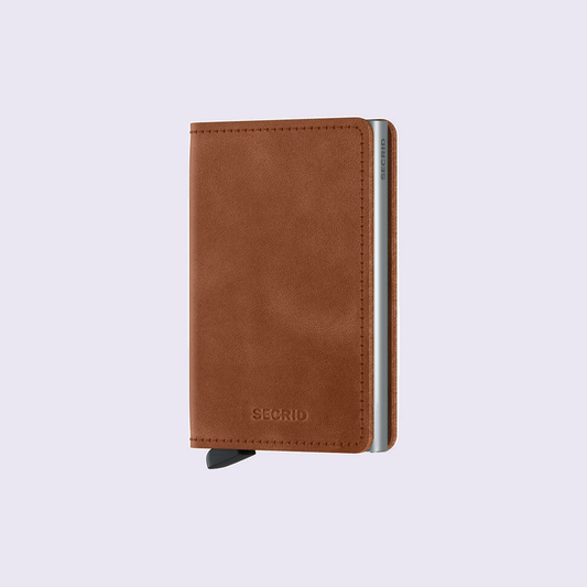 Secrid Slimwallet Vintage Cognac-Silver tegen een zachte pastelachtergrond (lila)