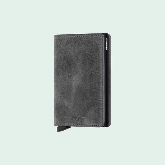 Secrid Slimwallet Vintage – Grey/Black tegen een zachte pastelachtergrond (mint)