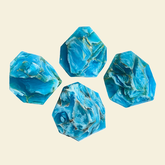 SoapRocks edelsteenzeep Blauwe Agaat tegen een zachte pastelachtergrond (botergeel)