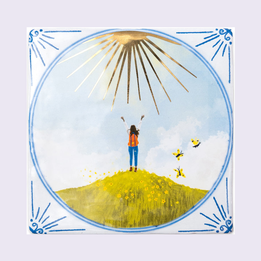 StoryTiles Face the sunshine – keramische tegel 10x10 cm op een egale pastelachtergrond