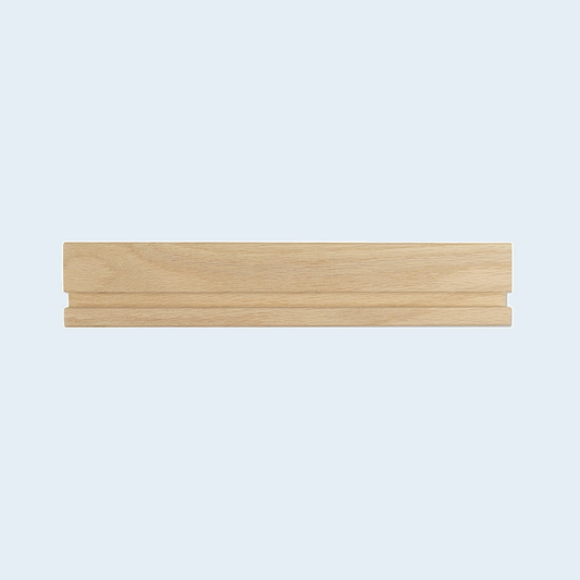 StoryTiles Familiehouder S - eikenhout 34 cm op een egale pastelachtergrond