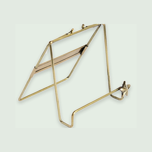 StoryTiles Golden Stand Star - gouden tegelstandaard met ster op een egale pastelachtergrond