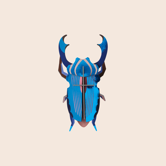 Studio ROOF Azure Stag Beetle tegen een zachte pastelachtergrond (perzik)