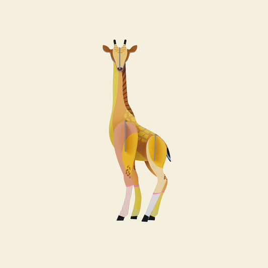 Studio ROOF Giraffe tegen een zachte pastelachtergrond (botergeel)