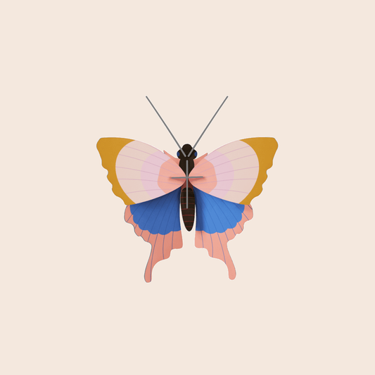 Studio Roof Gold Rim Butterfly tegen een zachte pastelachtergrond (perzik)