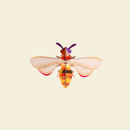 Studio ROOF Honey Bee tegen een zachte pastelachtergrond (botergeel)
