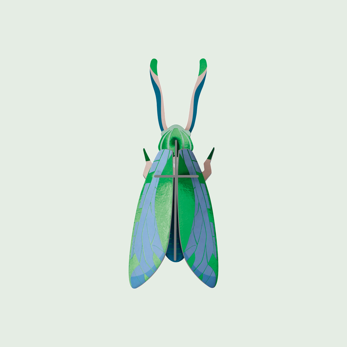 Studio ROOF Jade Grasshopper tegen een zachte pastelachtergrond (saliegroen)