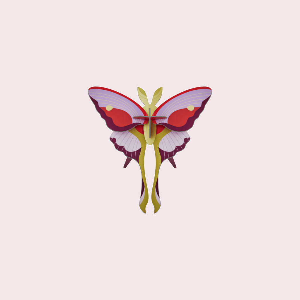 Studio ROOF Lilac Comet Butterfly tegen een zachte pastelachtergrond (poederroze)