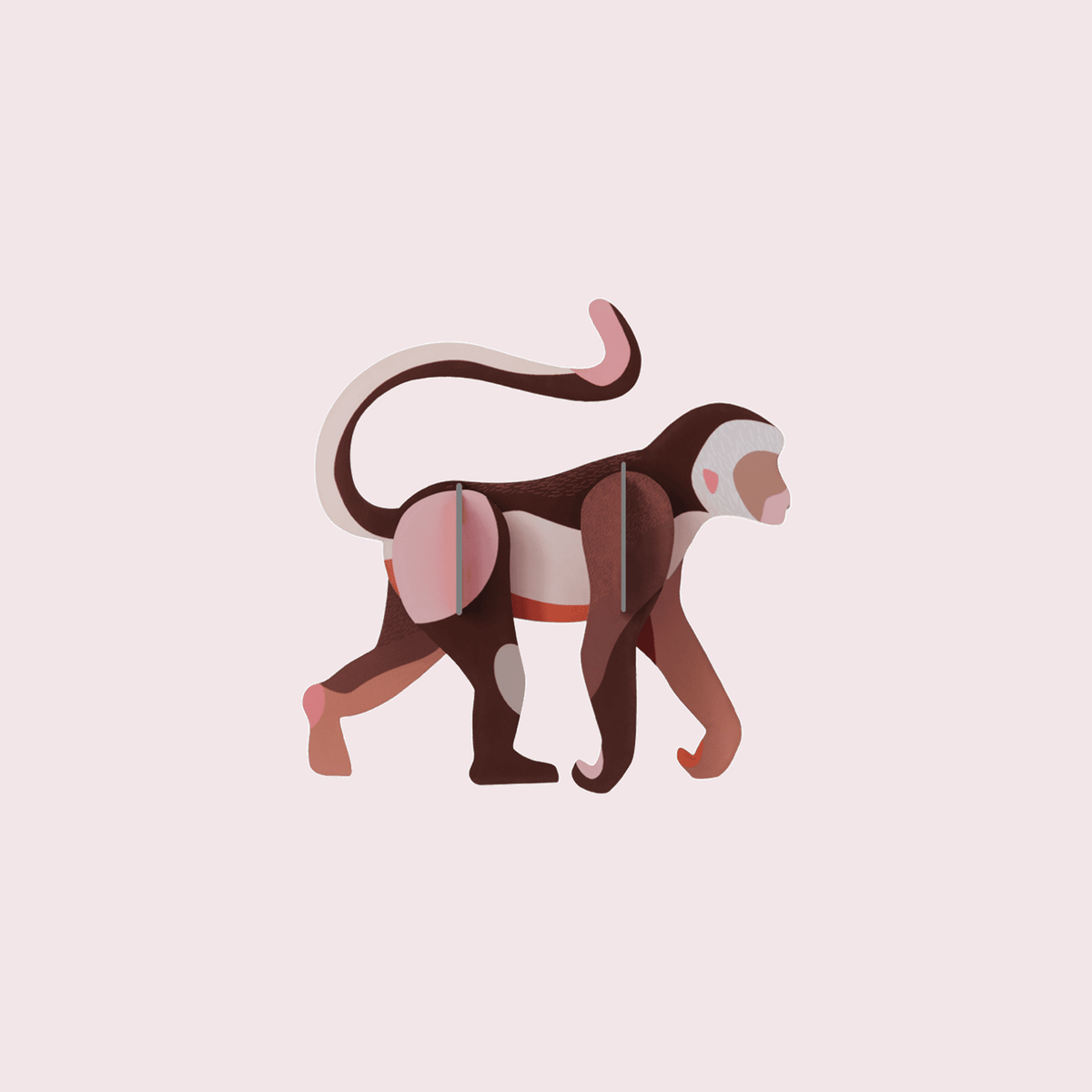 Studio ROOF Monkey tegen een zachte pastelachtergrond (poederroze)