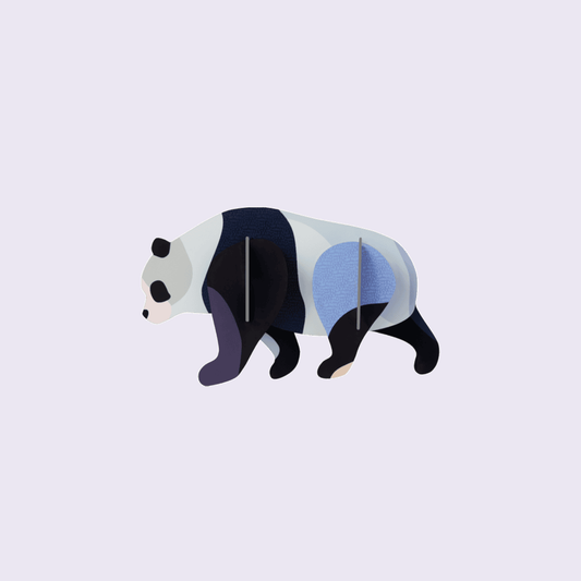 Studio ROOF Panda tegen een zachte pastelachtergrond (lila)