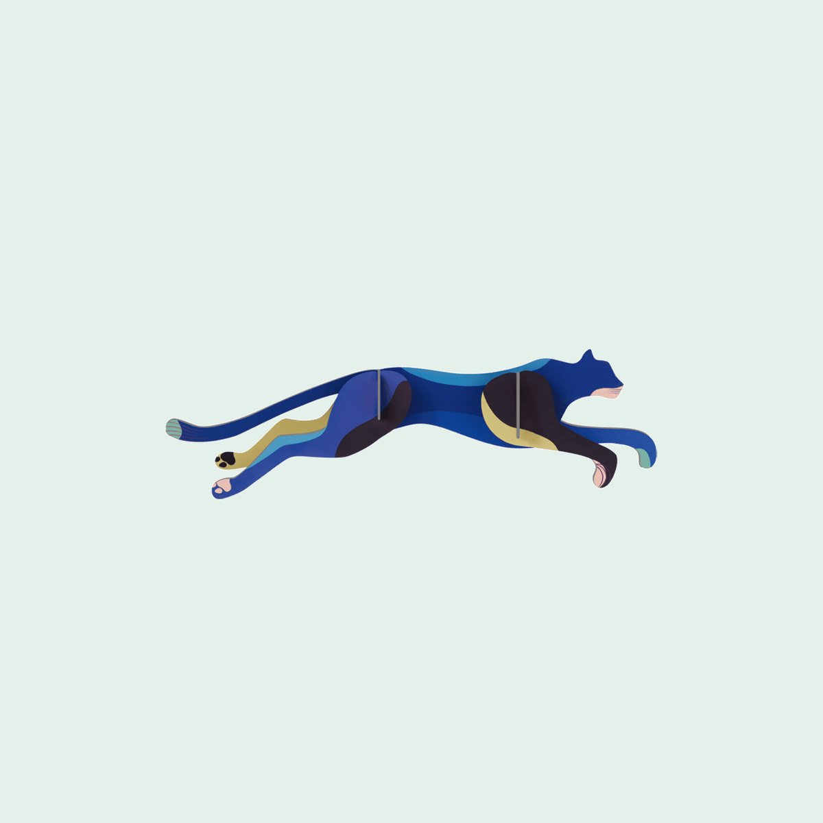 Studio ROOF Panther tegen een zachte pastelachtergrond (mint)