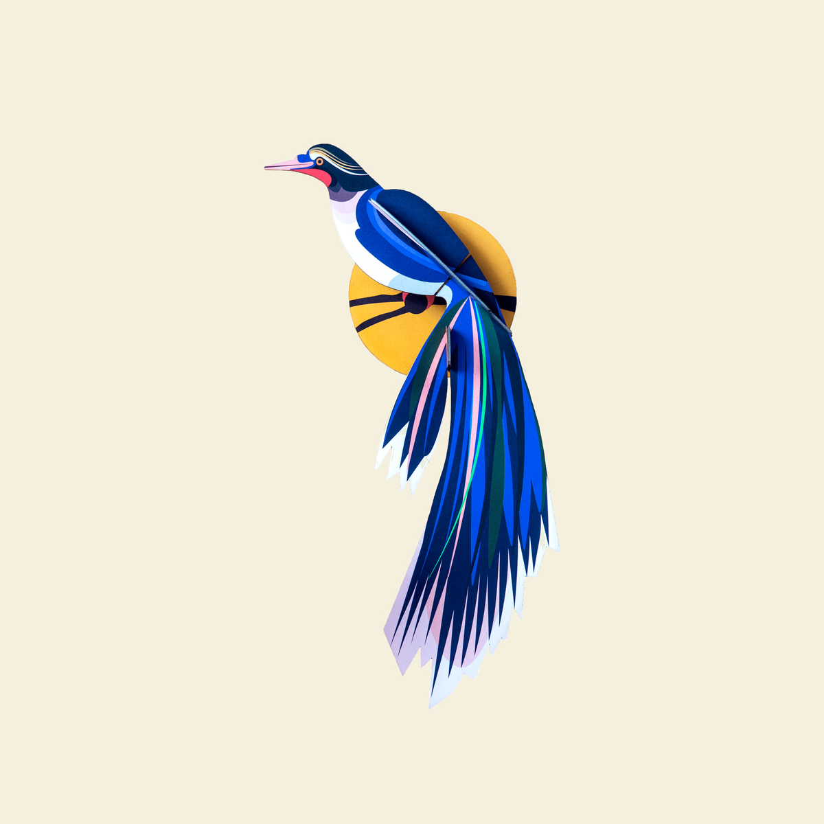 Studio Roof Paradise Bird Flores tegen een zachte pastelachtergrond (botergeel)