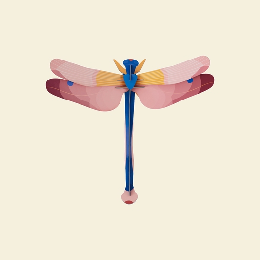Studio Roof Pink Dragonfly tegen een zachte pastelachtergrond (botergeel)