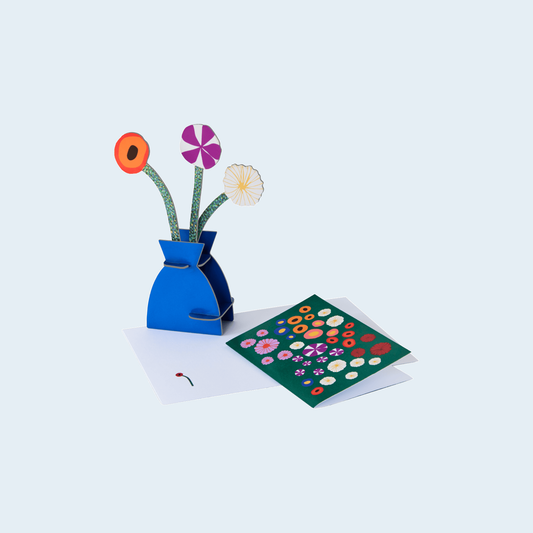 Studio ROOF Pop Out Card Klimt Flowers tegen een zachte pastelachtergrond (lichtblauw)