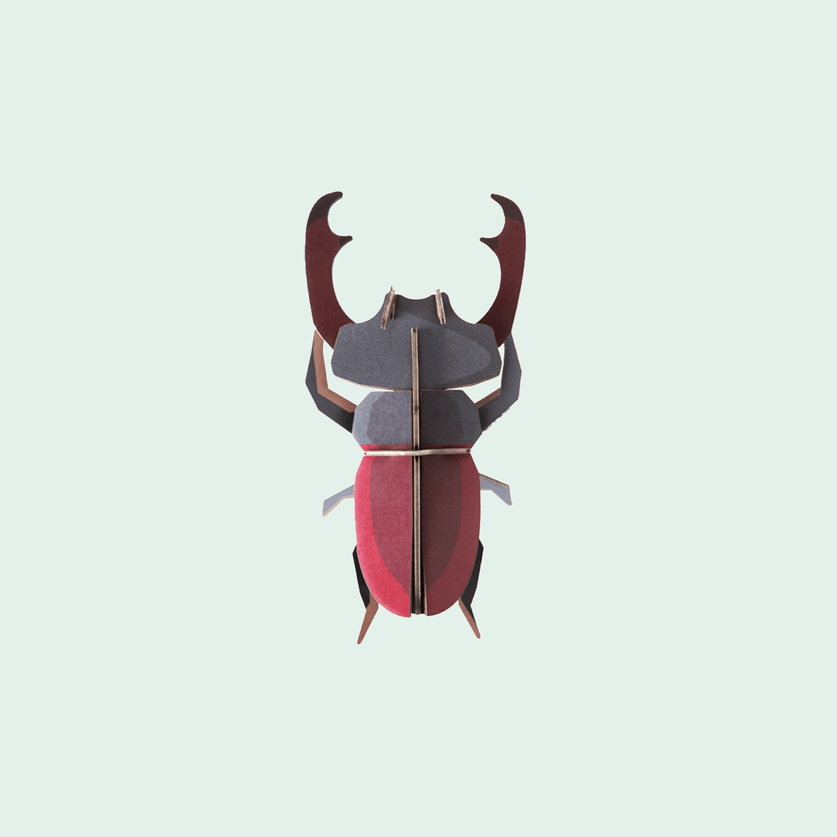 Studio ROOF Stag Beetle tegen een zachte pastelachtergrond (mint)