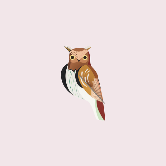 Studio ROOF Tawny Owl tegen een zachte pastelachtergrond (poederroze)