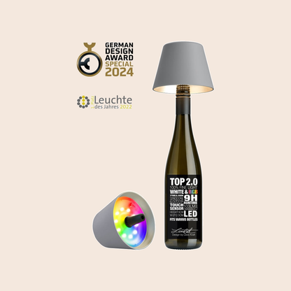 Sompex TOP 2.0 oplaadbare flessenlamp – Grijs tegen een zachte pastelachtergrond (perzik)