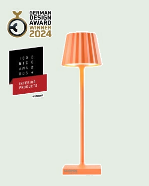 TROLL NANO - Buitenlamp Oranje tegen een zachte pastelachtergrond (saliegroen)